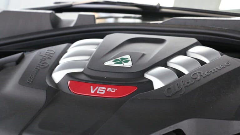 Alfa_Romeo_Guilia_Quadrifoglio_Engine